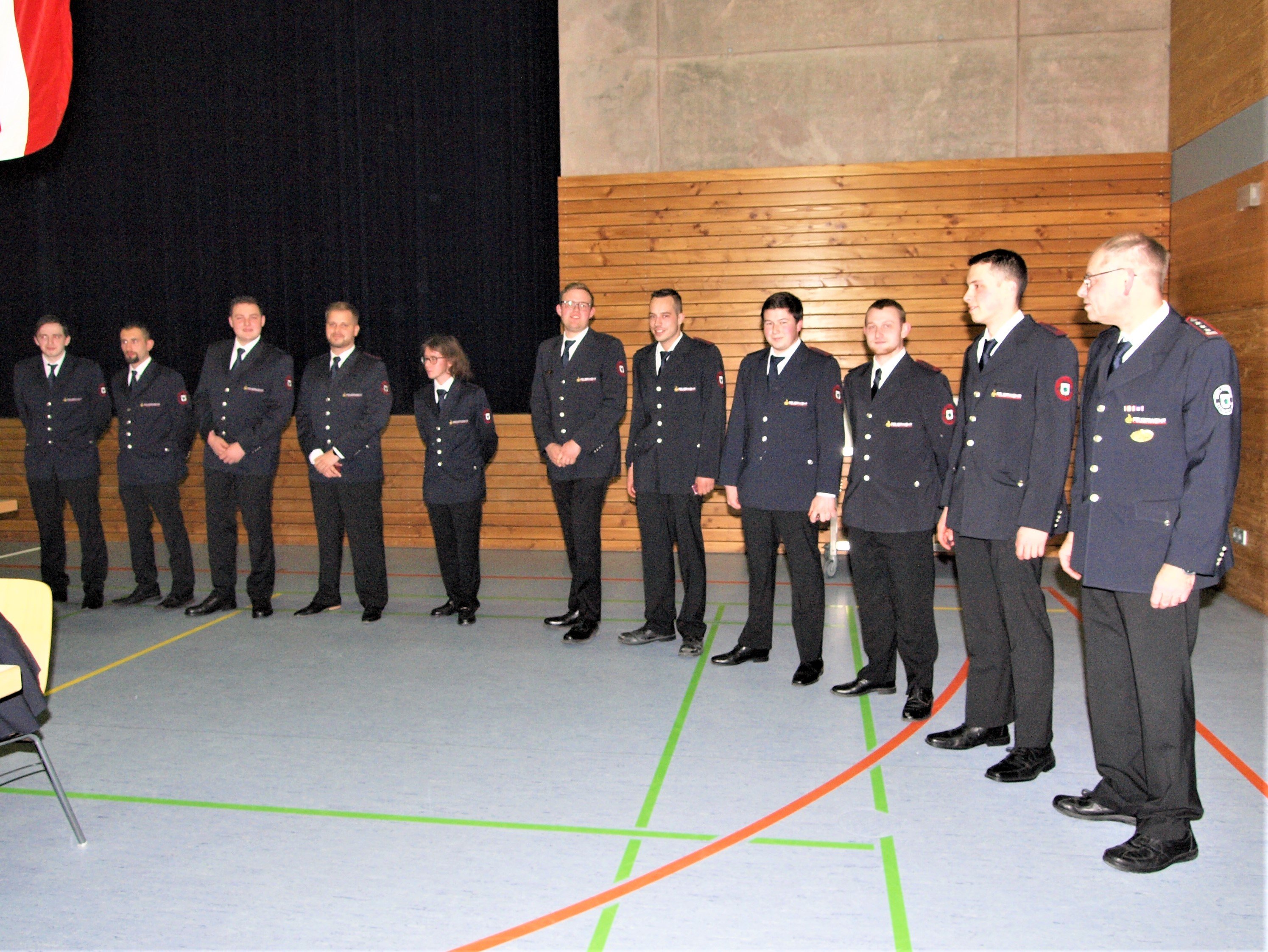 Nachdem die entsprechenden Lehrgänge absolviert waren, konnten einige Feuerwehrkameraden befördert werden.