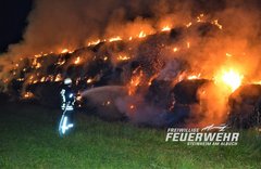 Großbrand, Hunderte Strohballen in Flammen