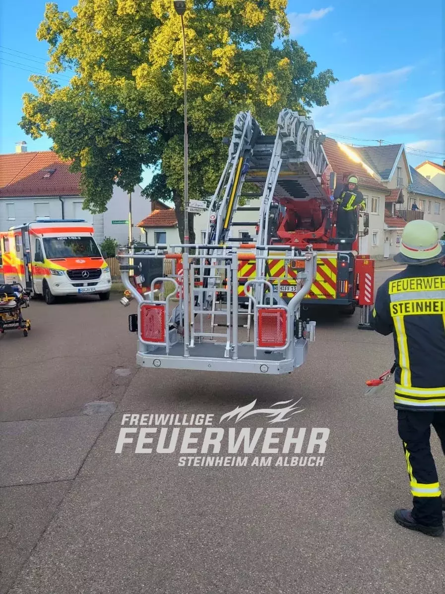 Die Drehleiter von der Feuerwehr Heidenheim wird zur Rettung vorbereitet