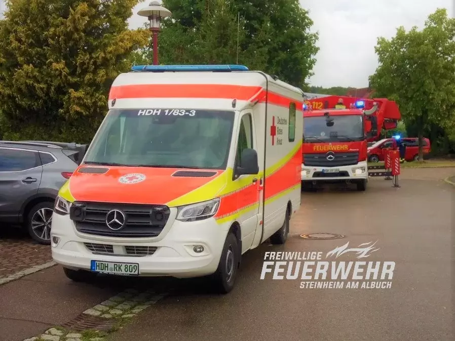 Die Feuerwehr unterstützt den Rettungsdienst bei einer Tragehilfe mit der Drehleiter von der Feuerwehr Heidenheim.