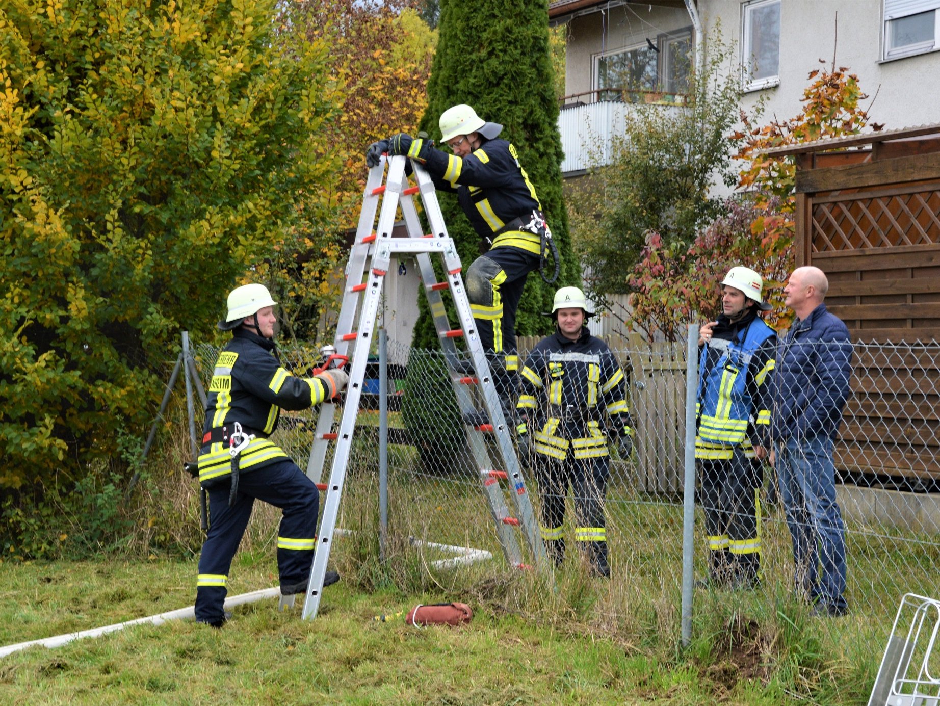 Ein Zaun stellte für die Feuerwehr kein Hindernis dar, mit Hilfe einer Steckleiter war dies schnell überwunden.