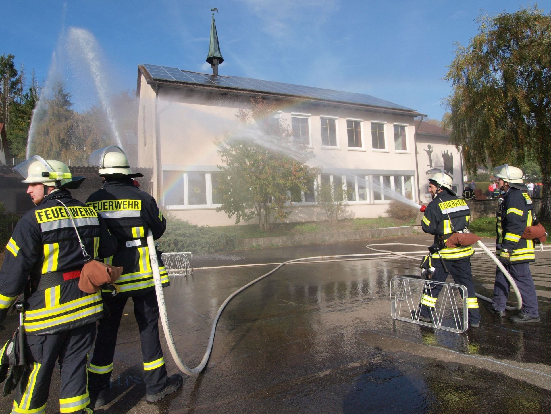 Löschwasser war genug vorhanden als Söhnstettens Feuerwehr einen angenommenen Brand in einem Kindergarten im Haus Christophorus bekämpfte. 
