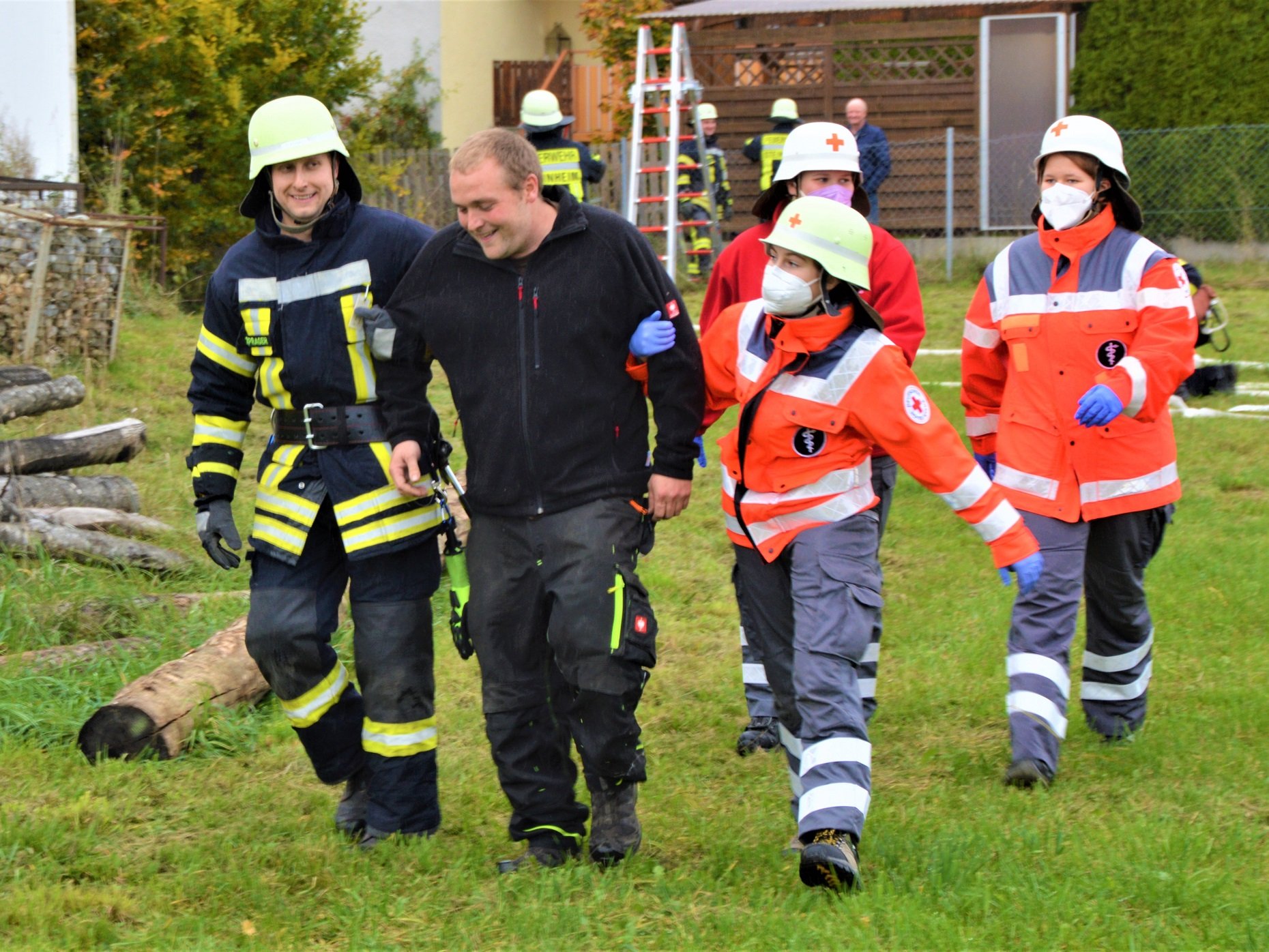 Gemeinsame Zusammenarbeit zwischen Feuerwehr und Rotes Kreuz. Insgesamt wurden bei der Hauptübung vier Personen gerettet und versorgt. 